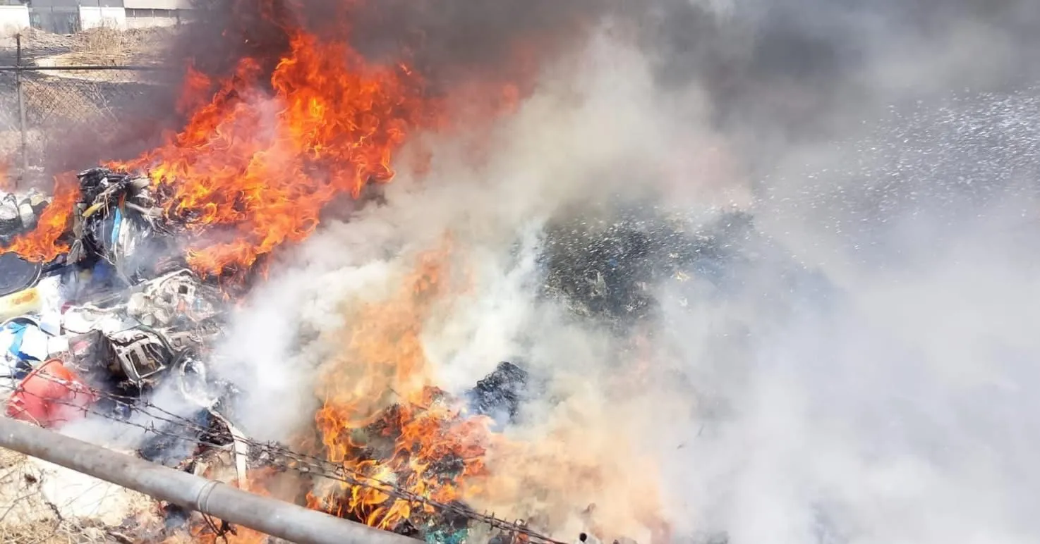 Emergencia por incendio en recicladora clandestina de Ecatepec