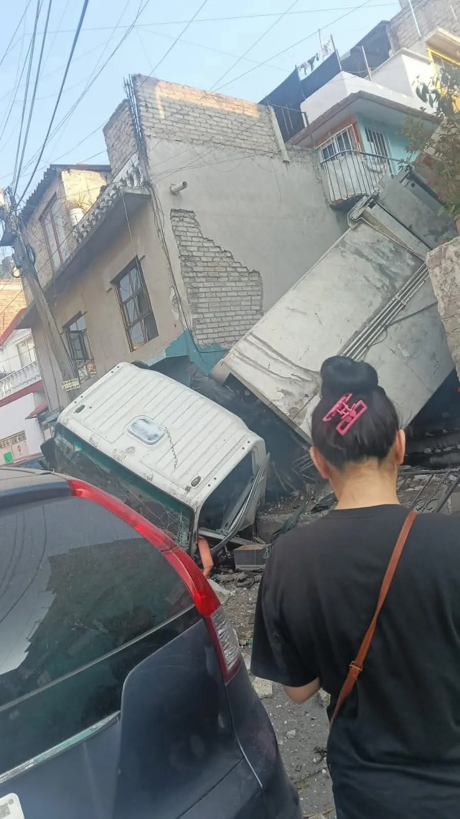 Volcadura de camión deja una víctima mortal en Naucalpan