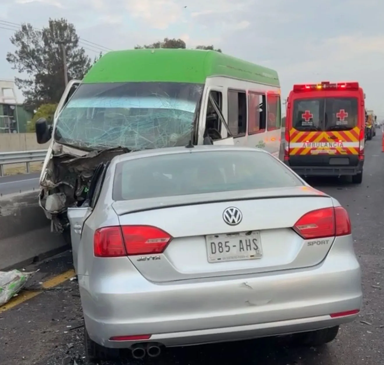 Combi en sentido contrario causa muerte de conductora en autopista del Edomex