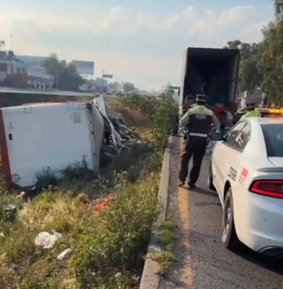 Camión termina en camellón central de la Lechería–Texcoco