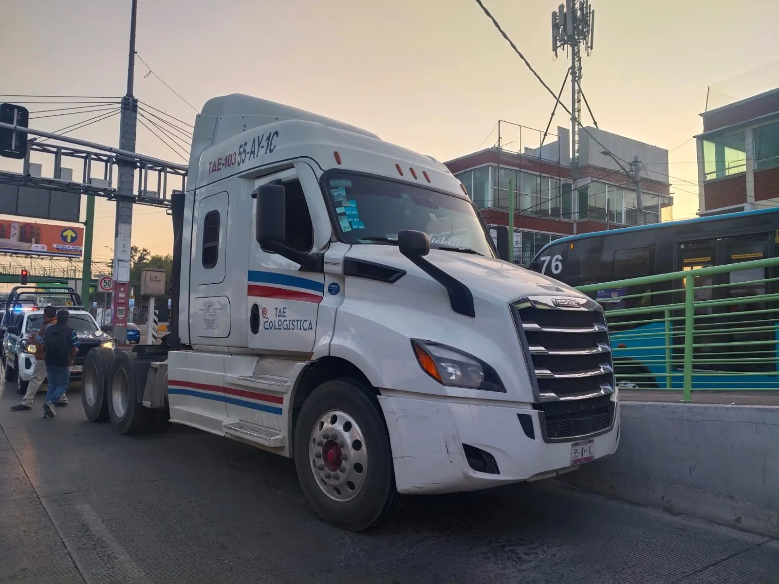 Cae presunto secuestrador tras persecución y rescatan tráiler robado en Ecatepec