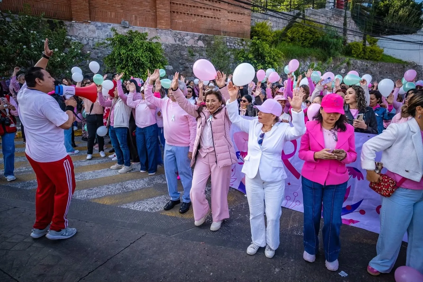 Más de 500 personas participan en caminata contra el cáncer en Coacalco