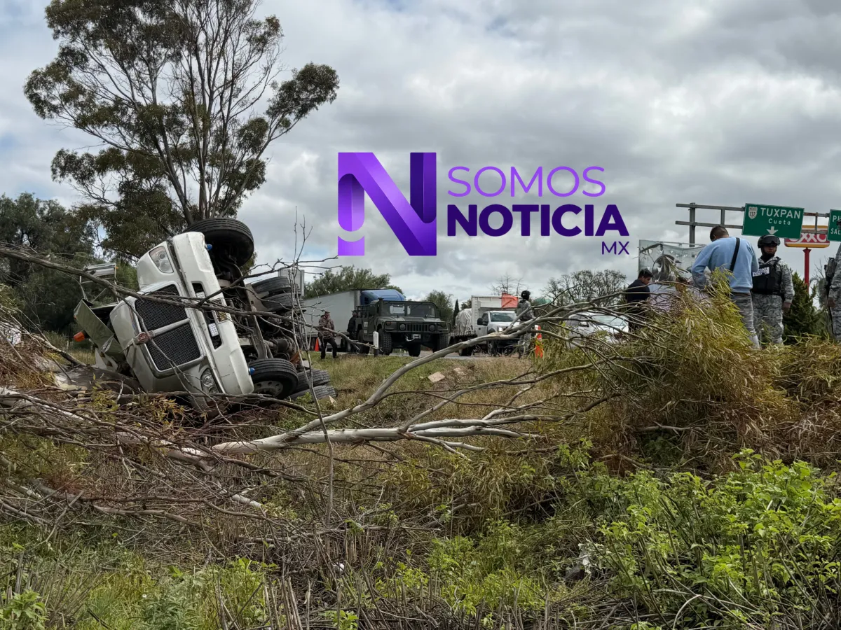 Pipa termina volcada tras impactar zona de auxilio en la México-Pirámides