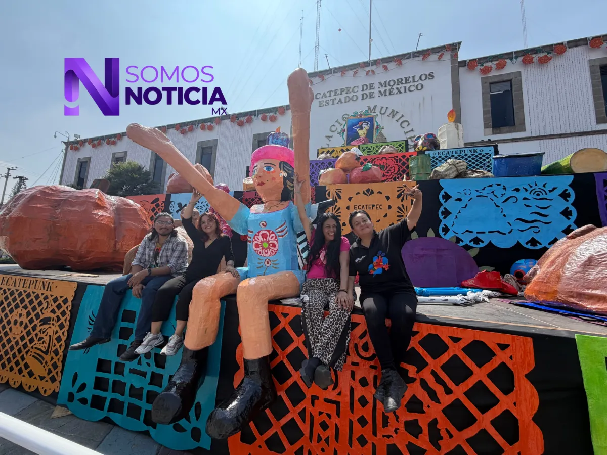 Ofrenda monumental de cartonería reúne talento de Ecatepec